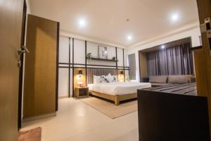Purple Cloud Hotel客房内的一张或多张床位