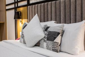 Purple Cloud Hotel客房内的一张或多张床位