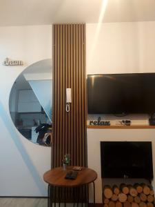 Una televisión o centro de entretenimiento en Borovi30 12 fotos más