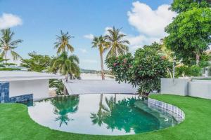 Hồ bơi trong/gần Beachfront Luxury Apartment 32
