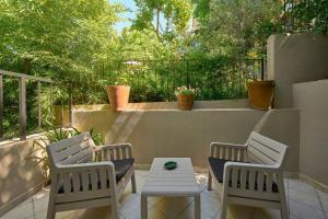 zwei Stühle und ein Tisch auf einer Terrasse in der Unterkunft Cozy Cute 1 Bed1bath Bebek Private Terrace! #75 in Istanbul