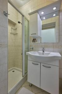 ein weißes Badezimmer mit Waschbecken und Dusche in der Unterkunft Cozy Cute 1 Bed1bath Bebek Private Terrace! #75 in Istanbul
