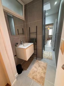 un baño con lavabo y espejo en Le pic de Pierreuse, en Lieja 5 fotos más