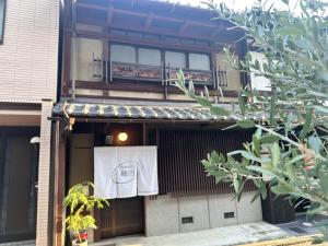 Το κτήριο όπου στεγάζεται  το διαμέρισμα