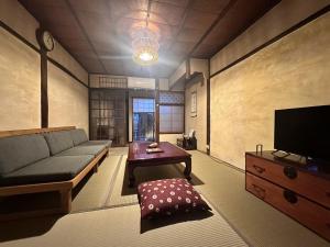 Μια τηλεόραση ή/και κέντρο ψυχαγωγίας στο Tsumugu