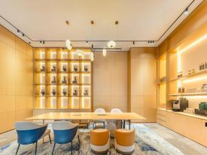 a dining room with a table and chairs at Holiday Inn Express Binzhou City Center by IHG in Binzhou