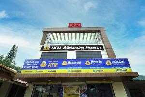 耶拉吉里MGM Whispering Meadows Yelagiri的顶部有标志的建筑物