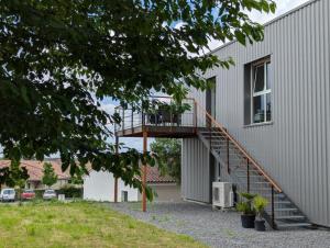 孔佛朗Gîte Clémathite的侧面有楼梯的房子