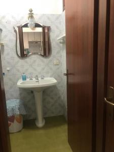 a bathroom with a sink and a mirror at Monolocale a Grado in Grado