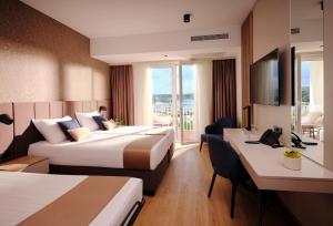 Телевизор и/или развлекательный центр в Hotel Riviera - Terme & Wellness Lifeclass