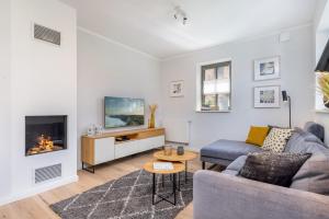 青斯特FeWo Brede Zingst的带沙发和电视的客厅