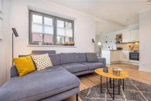 青斯特FeWo Brede Zingst的带沙发和桌子的客厅 更多15张照片