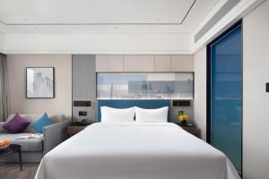 Letto o letti in una camera di Hampton By Hilton Shenzhen Futian Mangrove Park Apartments