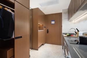 Cucina o angolo cottura di Hampton By Hilton Shenzhen Futian Mangrove Park Apartments