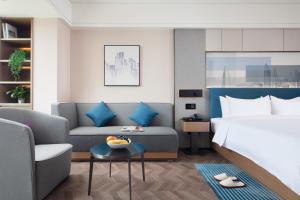 Letto o letti in una camera di Hampton By Hilton Shenzhen Futian Mangrove Park Apartments