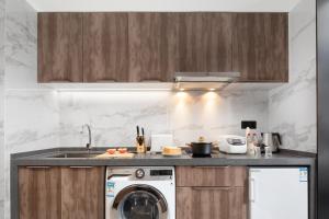 Cucina o angolo cottura di Hampton By Hilton Shenzhen Futian Mangrove Park Apartments