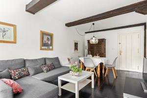 a living room with a couch and a table at Apartamento 1 in Selores