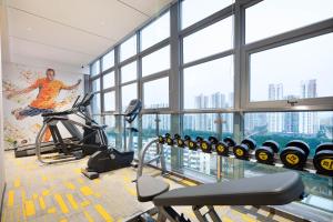 Palestra o centro fitness di Hampton By Hilton Shenzhen Futian Mangrove Park Apartments