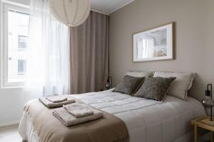 Ένα ή περισσότερα κρεβάτια σε δωμάτιο στο Satamanhelmen näköalahuoneisto