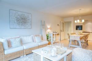 una sala de estar con un sofá y una mesa en Seaside Serenity Cozy 2-BR Escape, en Blankenberge