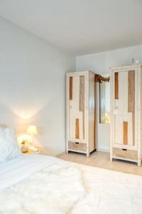 Un dormitorio con dos armarios y una cama. en Seaside Serenity Cozy 2-BR Escape, en Blankenberge 8 fotos más