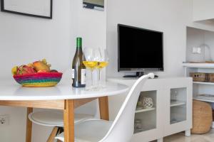 Μια τηλεόραση ή/και κέντρο ψυχαγωγίας στο Apartamento Los Balcones A