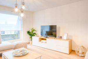 Μια τηλεόραση ή/και κέντρο ψυχαγωγίας στο Lively Coastal Haven 3BD Retreat