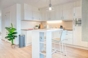 Η κουζίνα ή μικρή κουζίνα στο Lively Coastal Haven 3BD Retreat +11 φωτογραφίες