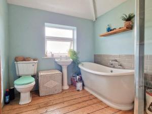 Ένα μπάνιο στο Luckwell Cottage two bedroom