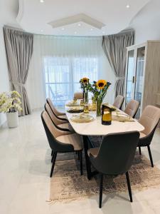 a dining room with a table and chairs at Beautiful private villa with pool in Dubai