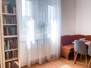 Posezení v ubytování Cozy and Modern 2-bedroom Apartment