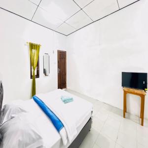 TV a/nebo společenská místnost v ubytování Kempu Tigan Homestay Berastagi Mitra RedDoorz