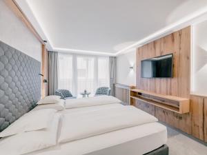 Telewizja i/lub zestaw kina domowego w obiekcie Gourmet & Wine Hotel Austria - 4 Sterne superior