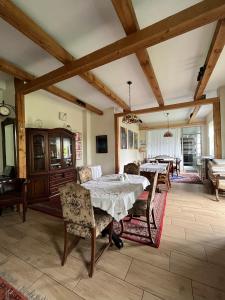 ein großes Wohnzimmer mit einem Tisch und Stühlen in der Unterkunft Gościniec pod Kłosem in Kłos