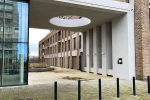 オーステンデにあるSunny Seaview Sanctuary in Ostend w Parkingの円形の窓のある建物の眺め