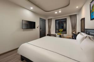 TV a/nebo společenská místnost v ubytování SQ Hang Gai hotel & Spa