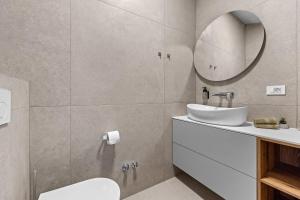 un baño con lavabo y espejo en Villa Andrea Double or Twin Rooms with pool, balcony and parking, en Vižinada