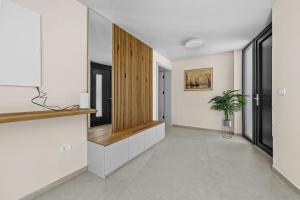 Una sala de estar con paredes blancas y un pasillo con una planta en maceta. en Villa Andrea Double or Twin Rooms with pool, balcony and parking, en Vižinada