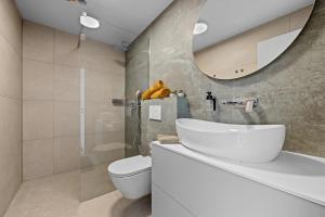 une salle de bain avec un lavabo, des toilettes et un miroir dans l'établissement Villa Andrea Double or Twin Rooms with pool, balcony and parking, à Vižinada 34 autres photos