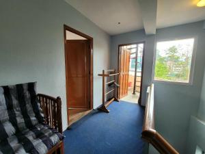 Habitación con pasillo con espejo y puerta en Lazimpat BnB, en Thapathali