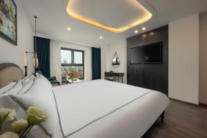 Postel nebo postele na pokoji v ubytování SQ Hang Gai hotel & Spa