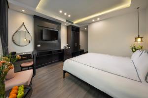 TV a/nebo společenská místnost v ubytování SQ Hang Gai hotel & Spa