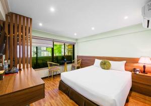 Postel nebo postele na pokoji v ubytování Family Hanoi Hotel