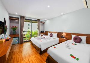 Postel nebo postele na pokoji v ubytování Family Hanoi Hotel