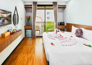 Postel nebo postele na pokoji v ubytování Family Hanoi Hotel + 37 fotografií