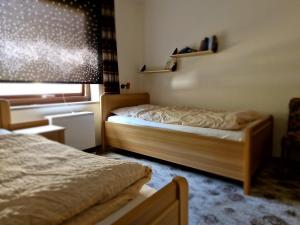 Ένα ή περισσότερα κρεβάτια σε δωμάτιο στο Ferienbutzen Harz in Sieber +15 φωτογραφίες