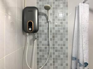 een badkamer met een douche en een telefoon aan de muur bij Relaxing 2BR at 35th Floor Tokyo Riverside PIK 2 Apartment By Travelio in Rawalembang +21 foto's