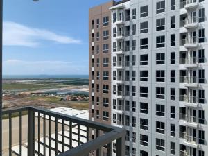 een uitzicht vanaf het balkon van een appartementencomplex bij Relaxing 2BR at 35th Floor Tokyo Riverside PIK 2 Apartment By Travelio in Rawalembang