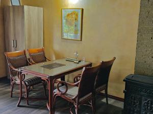 a dining room with a table and chairs at Dunavska Kuća in Smederevo