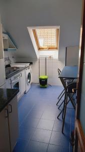 una cocina con estufa y lavadora en Cangas Alameda, en Cangas de Onís 21 fotos más